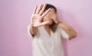 Violência contra a mulher, criança e adolescente. Violência doméstica. Foto: Freepick