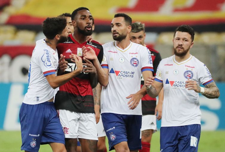 Meia Gerson, do Flamengo, cercado por jogadores do Bahia