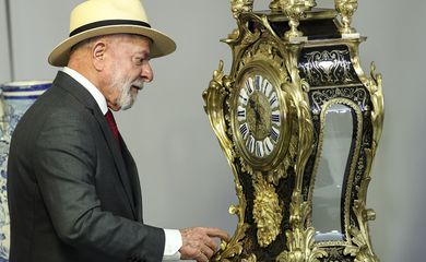 Brasília (DF), 08/01/2025 - O presidente Luiz Inácio Lula da Silva participa de eventos em referência aos episódios antidemocráticos ocorridos em 8 de janeiro de 2023: a reintegração das obras de arte destruídas nos ataques antidemocráticos, a reincorporação ao acervo do palácio o relógio do Século XVII e uma ânfora - tidos como símbolos da dificuldade e delicadeza nos trabalhos de restauração; e o descerramento do painel As Mulatas, que foi vandalizado no mesmo ataque, recuperado e, agora devolvido ao seu local original, o 3º andar do Palácio do Planalto. Foto: Marcelo Camargo/Agência Brasil