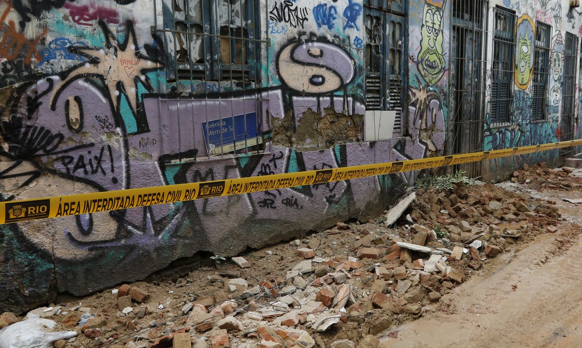 Parte de prédio desaba na Travessa do Mosqueira 30, na Lapa, e deixa moradores desabrigados após interdição do imóvel.
