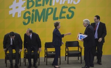 A presidenta Dilma Rousseff lança Programa Bem Mais Simples Brasil e o Sistema Nacional de Baixa Integrada de Empresas, em cerimônia no Palácio do Planalto (José Cruz/Agência Brasil)