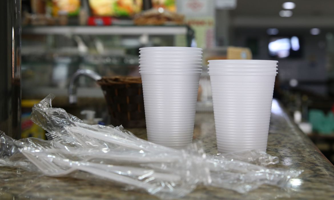 Prefeitura sanciona lei que proíbe o fornecimento de produtos descartáveis feitos de plástico em estabelecimentos comerciais na cidade de São Paulo