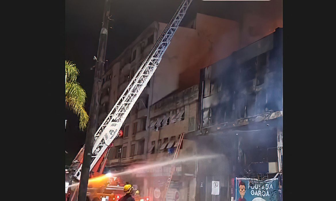Porto Alegre - Incêndio em pousada de Porto Alegre deixa pelo menos 10 mortos. Frame: CBMRS