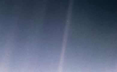 A imagem feita pela Voyager I, quando a sonda já estava a caminho do espaço interestelar, faz parte de um conjunto de fotos de planetas, intitulado como Retrato de Família.