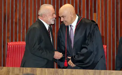 O presidente eleito, Luiz Inácio Lula da Silva e o presidente do TSE, Alexandre de Moraes, durante a cerimônia de diplomação na sede do TSE