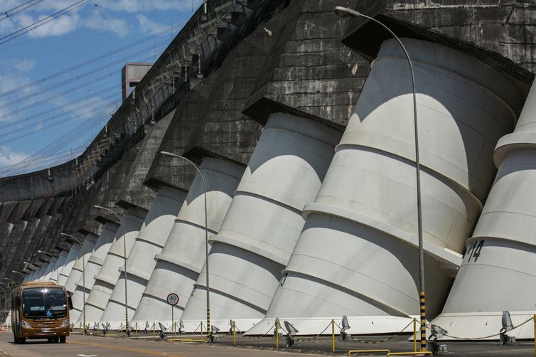 Foz do Iguaçu (PR), 02/01/2025 – Vista dos condutores da hidrelétrica de Itaipu Binacional, a hidrelétrica foi criada em 26 de abril de 1973 e regida em igualdade entre Brasil e Paraguai.
A usina está localizada no Rio Paraná, no trecho de fronteira entre o Brasil e o Paraguai, 14 km ao Norte da Ponte da Amizade, nos municípios de Foz do Iguaçu, no Brasil, e Hernandarias, no Paraguai. 
Foto: Joédson Alves/Agência Brasil