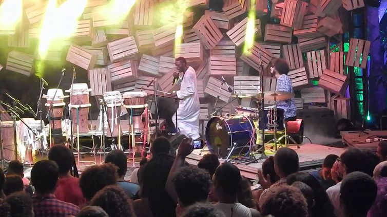 Apresentação do cantor senegalês Doudou Rose Thoune na faixa Verão da TV Brasil