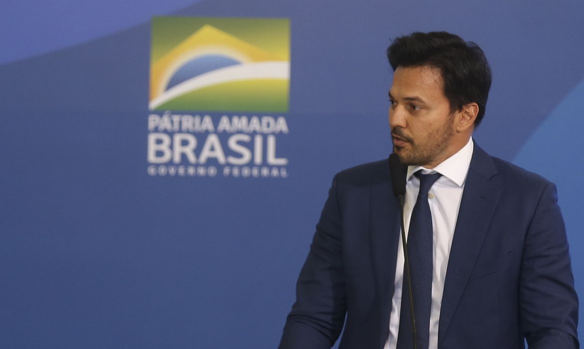 O ministro das Comunicações, Fábio Faria  participa da cerimônia para apresentar a meta de instalação de novos 12 mil pontos de Wi-Fi Brasil em escolas da rede pública no país.