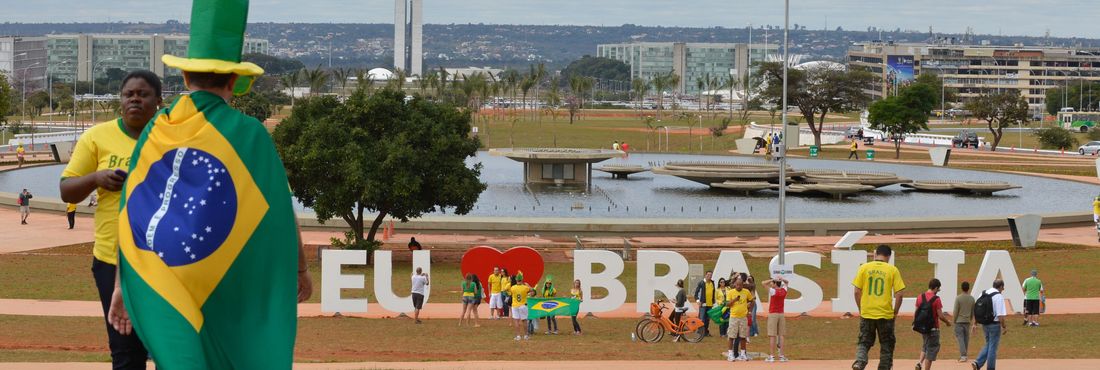 Movimentação de torcedores perto do Estádio Mané Garrincha, na Torre de TV para o jogo do Brasil e Camarões nesta segunda-feira (23).