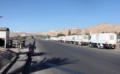 Cerca de 73 caminhões com comida, medicamentos e uma clínica móvel partem de Damasco para outras cidades sírias sitiadas em uma operação que conta com o apoio das Nações Unidas