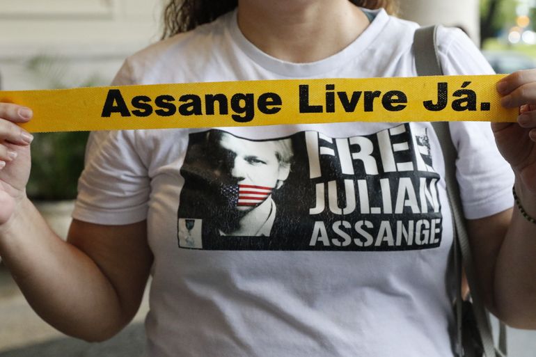 Rio de Janeiro (RJ) 20/02/2024 – Manifestantes pedem a liberdade de Julian Assange, fundador do Wikileaks, enquanto a Justiça de Londres examina novo recurso contra sua extradição para os Estados Unidos. Foto: Fernando Frazão/Agência Brasil