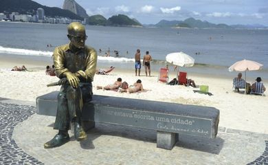 Estátua de Carlos Drummond de Andrade, na praia de Copacabana