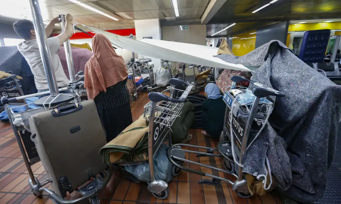 São Paulo (SP), 20/06/2023 - Dia do Refugiado: Afegãos  acampados no Aeroporto de Guarulhos. Foto: Paulo Pinto/Agência Brasil