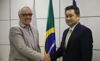 Laerte Rímoli cumprimenta o embaixador do Cazaquistão