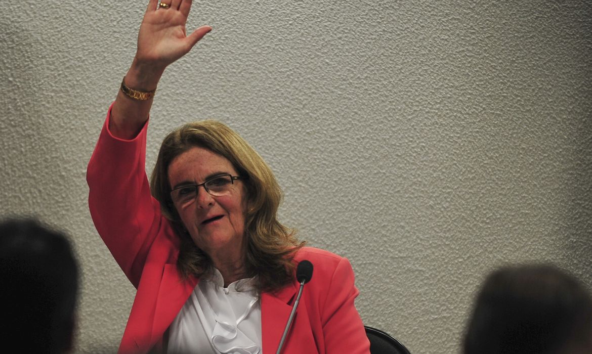 A presidenta da Petrobras, Graça Foster, participa de reunião conjunta das comissões de Assuntos Econômicos e de Fiscalização e Controle do Senado (Antônio Cruz/Agência Brasil)