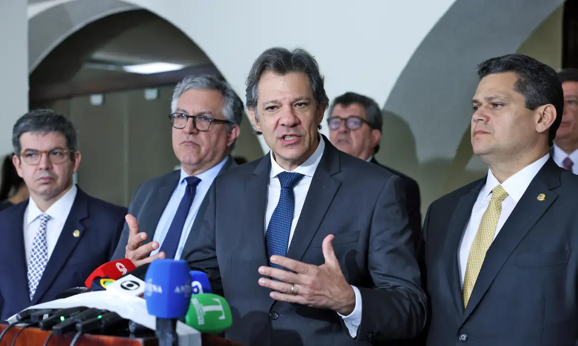 Brasília (DF), 11/02/2025 - Ministro da Fazenda Fernando Haddad, tendo ao lado o presidente do Senado Federal Davi Alcolumbre, o ministro das Relações Institucionais Alexandre Padilha e o senador Randolfe Rodrigues, fala com jornalistas após reunião na residência oficial do Senado. Na reunião, os ministros vão entregar a Alcolumbre a lista dos projetos prioritários do governo federal em tramitação no Congresso e os que ainda serão enviados à Casa. Foto: Antônio Cruz/Agência Brasil