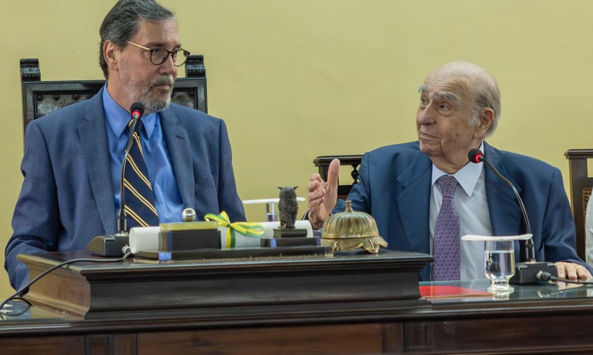 Rio de Janeiro (RJ) 17/03/2025 - Presidente do Uruguai por dois mandatos, jornalista, advogado, Júlio Maria Sanguinetti (d), 89 anos, toma posse na cadeira 8 de sócio correspondente da ABL - Associação Brasileira de Letras. Foto: ABL/Divulgação