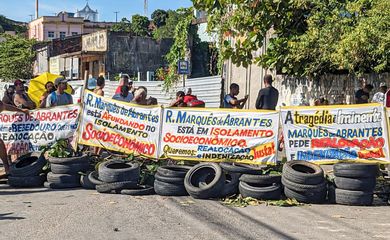 Maceio (AL) 01/12/2023 - Protesto na comunidade de Flexal, em Maceió, que pede a retirada das famílias do local que pode ser afetado com afundamento de uma mina de exploração de sal-gema da Braskem. 


Foto: Cibele Tenório/Agência Brasil