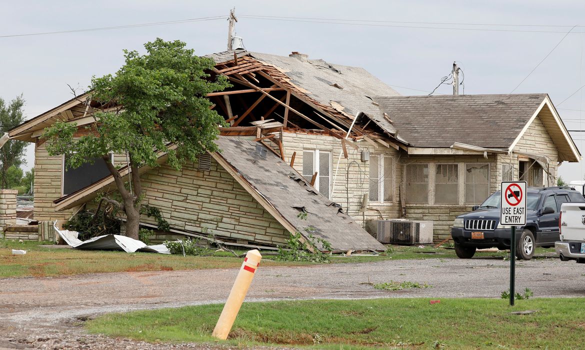Casa fica destruída após tornado atingir região de El Reno, em Oklahoma, nos Estados Unidos