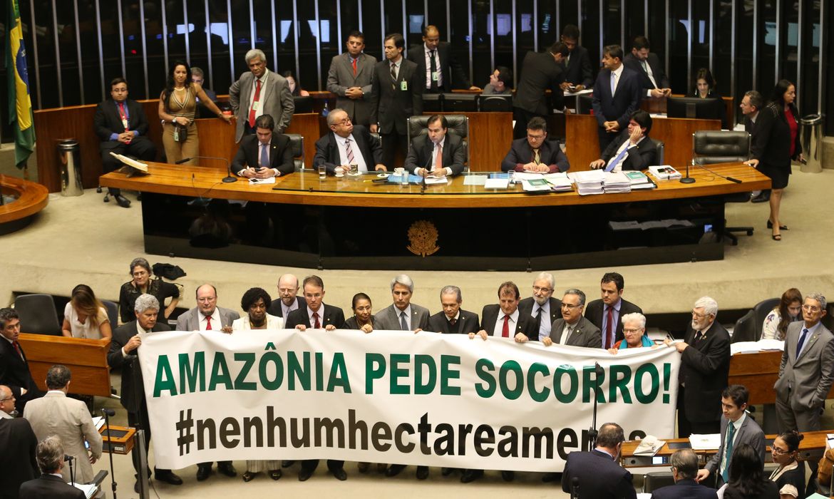 Brasília - Oposição abre faixa de protesto durante sessão da Câmara dos Deputados que aprovou a MP 758/16 que reduz limites de floresta nacional no Pará (Antonio Cruz/Agência Brasil)