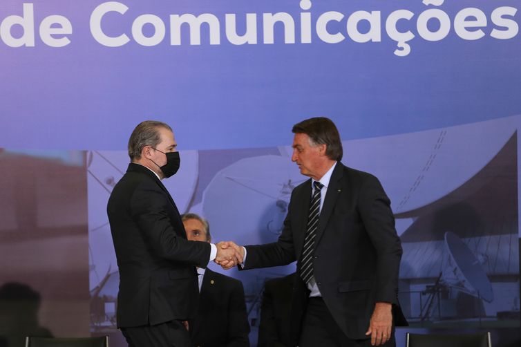 Fabio Rodrigues-Pozzebom/Agência Brasil O presidente da República, Jair Bolsonaro, cumprimenta o ministro do STF, Dias Toffoli, durante a entrega do Prêmio Marechal Rondon de Comunicações no Palácio do Planalto