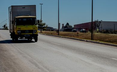 Caminhões trafegam pela BR-040