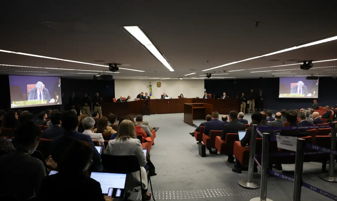 STF retoma julgamento de Bolsonaro após intervalo; Fux prossegue voto