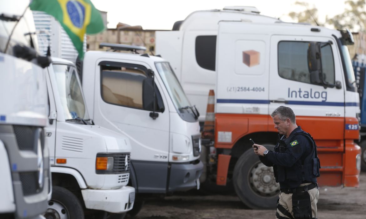 Agentes da Polícia Rodoviária Federal (PRF) começaram a identificar os caminhões parados fora das estradas e dos acostamentos na Rodovia Presidente Dutra, em Seropédica (RJ). 