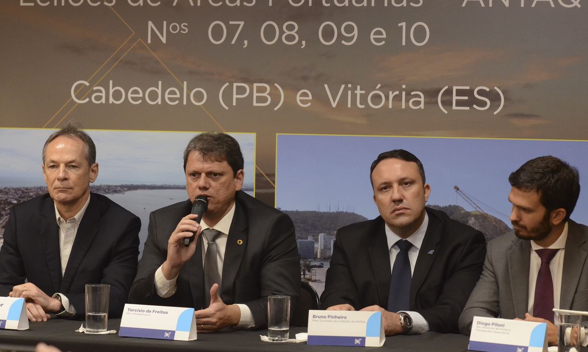 O ministro da Infraestrutura, Tarcísio Gomes de Freitas, participa do leilão de quatro áreas portuárias, Áreas AI-01, AE-10 e AE-11 do Porto de Cabedelo (PB) e Área VIX30 do Porto de Vitória (ES), na sede da B3, em São Paulo.
