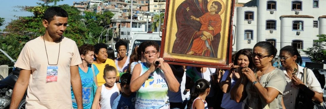 Fiéis recebem nesta segunda-feira (15), no Morro do Vidigal, os símbolos da Jornada Mundial da Juventude (JMJ).
