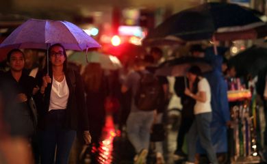 São Paulo (SP), 31/03/2025 - Pessoas durante chuva na Avenida Paulista. Foto: Paulo Pinto/Agência Brasil