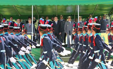 Presidente Jair Bolsonaro participa de Solenidade de Entrega de Espadas aos Novos Aspirantes, em Resende (RJ).