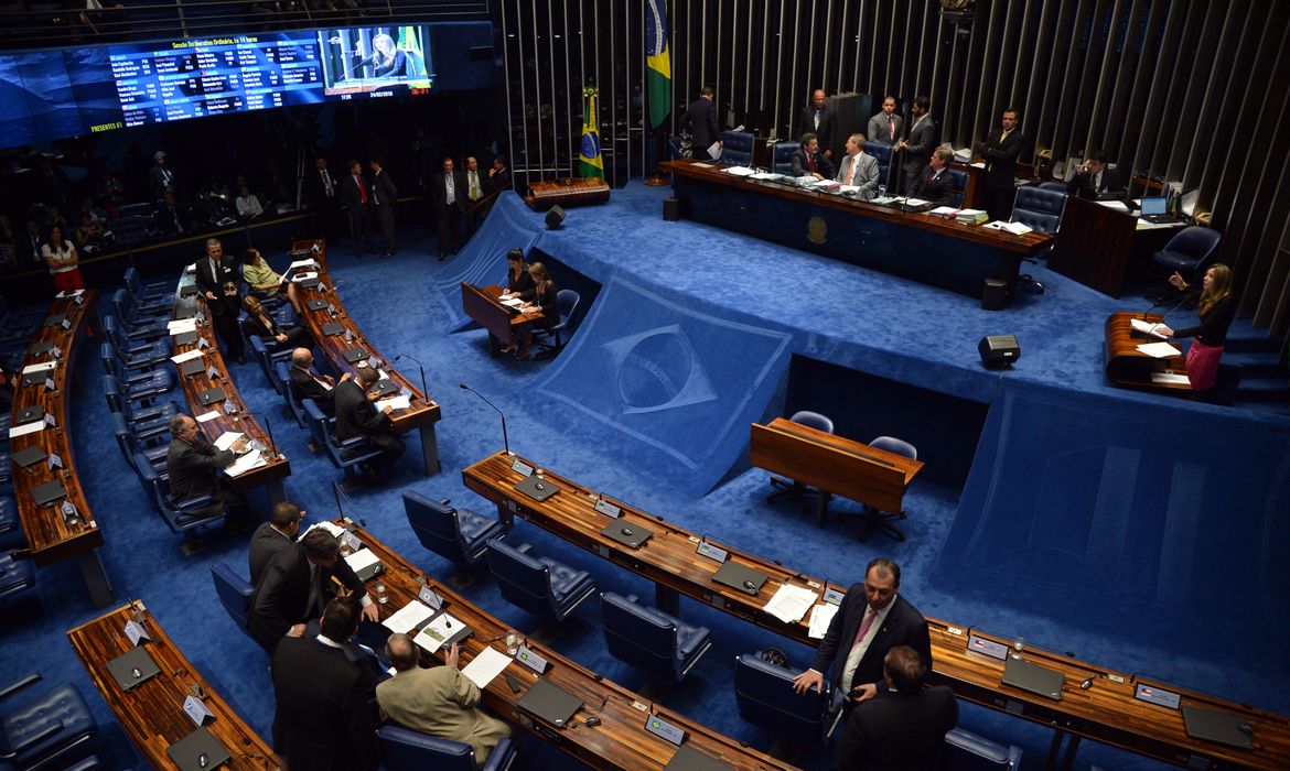 Brasília - Senadores retomam a discussão em plenário do PLS 131/2015, que muda a participação da Petrobras no pré-sal (Fabio Rodrigues Pozzebom/Agência Brasil)