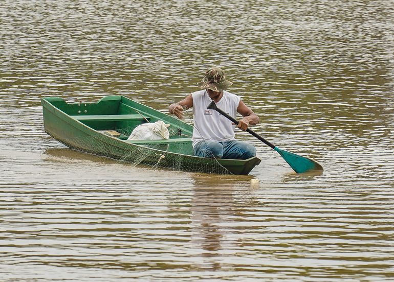 Manaus (AM), 20/11/2023,  Pescador na Ponta da Piraiba. Manaus vem sofrendo com a maior seca em 121 anos. Foto: Rafa Neddermeyer/Agência Brasil