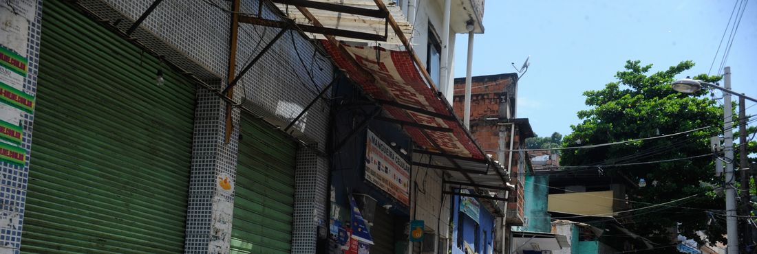 Rio de Janeiro – Comércio do Morro da Mangueira fecha as portas após noite de conflito onde moradores atearam fogo, na noite deste domingo, num ônibus perto de um dos acessos à favela