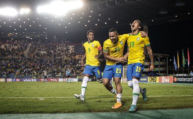 Matheus Martins comemora seu segundo gol na partida contra o Equador