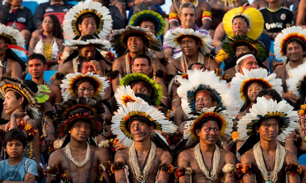 Palmas (TO) - Índios de diversas etnias brasileiras e estrangeiras assistem às demonstrações de esportes nos Jogos Mundiais dos Povos Indígenas ( Marcelo Camargo/Agência Brasil)