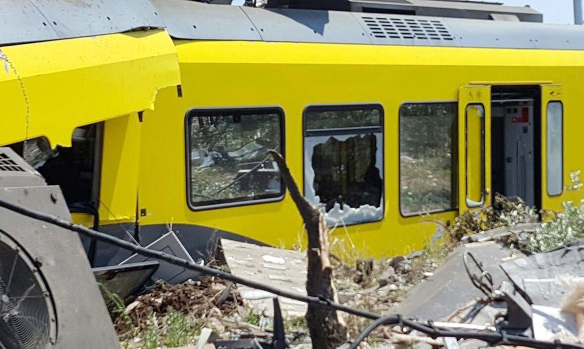 O choque frontal entre dois trens em Bari, na Itália, deixou ao menos 11 mortos