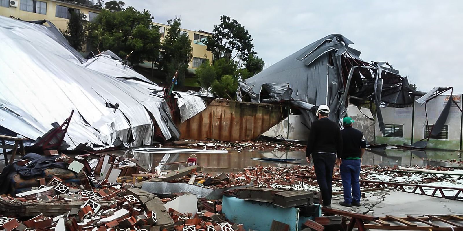 Treze morrem após desabamento por temporal na Argentina