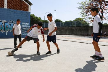 Alunos jogam futebol durante intervalo no Ginásio Experimental Olímpico Reverendo Martin Luther King, na Praça da Bandeira, no Rio de Janeiro.