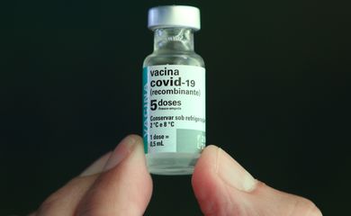 Frasco da vacina 100% nacional contra a covid-19, produzida pela Fundação Oswaldo Cruz (Fiocruz)