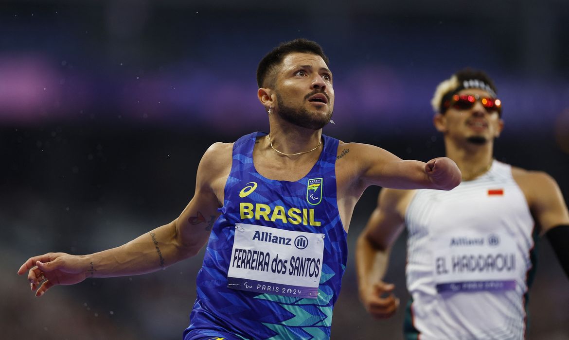 Paris 2024 Paralympics - Athletics - Men's 100m - T47 Final - Stade de France, Saint-Denis, France - August 30, 2024 Petrucio Ferreira dos Santos of Brazil celebrates winning gold after the final REUTERS/Stephanie Lecocq