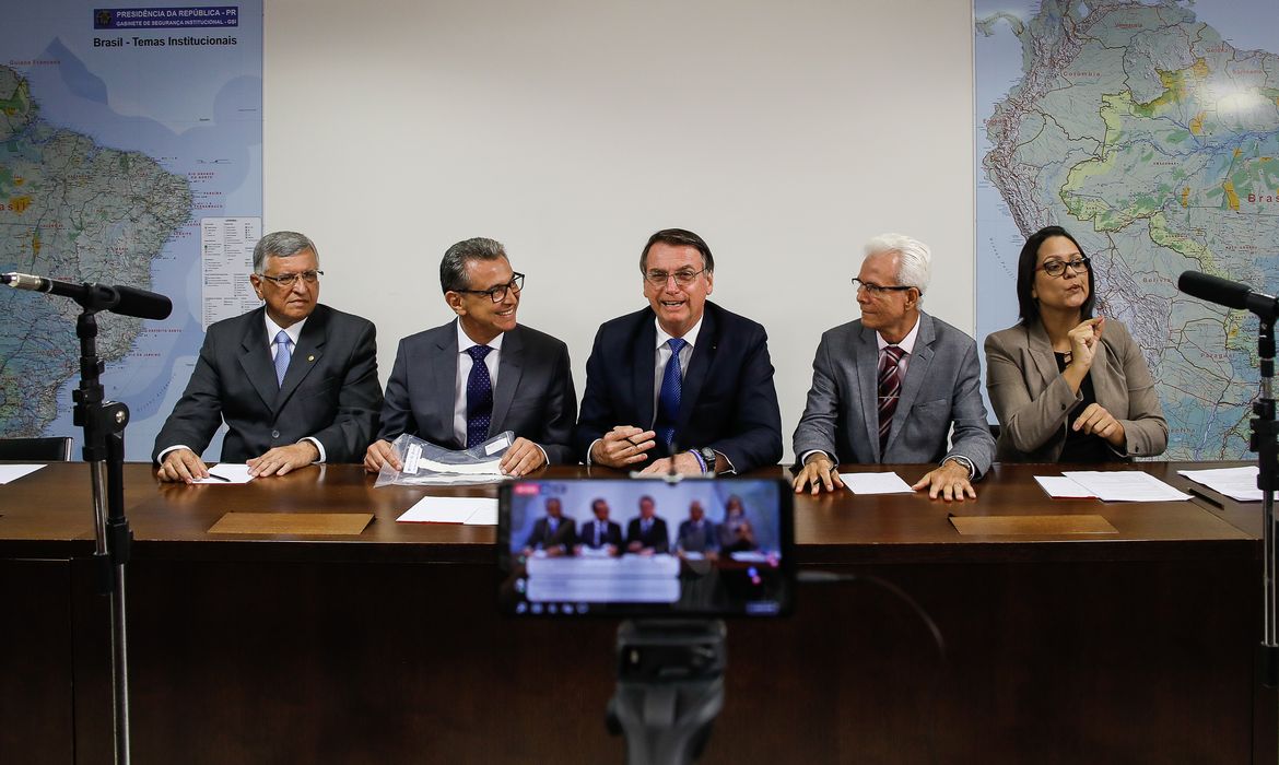 O presidente Jair Bolsonaro faz transmissão ao vivo para redes sociais ao lado dos médicos Odorico Moraes, Marcelo Borges e Edmar Maciel, e da intérprete de libras, Elizângela.