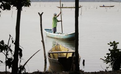 Maceió (AL) 18/12/2023 – Um pescador é visto pescando na lagoa. A pesca na região foi probida após rompimento da mina n°18 da mineradora Baskem na lagoa de Mundaú.
Foto: Joédson Alves/Agência Brasil
