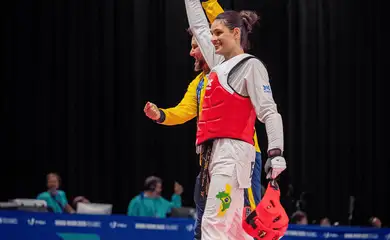 Maria Clara Pacheco conquista o primeiro ouro do Brasil nos Jogos Mundiais Universitários - pódio no taekwondo - em 19/07/2025