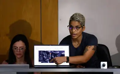 Rio de Janeiro (RJ), 11/07/2025 - Mariana Marins, irmã de Juliana, esclarece o acidente durante coletiva de imprensa concedida pela família de Juliana Marins, brasileira que faleceu durante uma trilha no Monte Rinjani na Indonésia, na Defensoria Pública da União (DPU), centro da cidade. Foto: Tânia Rêgo/Agência Brasil