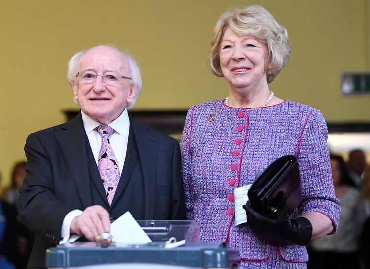 Presidente Michael D. Higgins e sua esposa Sabina cast durante votação.
 Ireland, October 26, 2018. REUTERS/Clodagh Kilcoyne