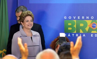 Brasília - A presidenta Dilma Rousseff, durante cerimônia no Palácio do Planalto, recebe apoio de intelectuais e artistas contra o processo de impeachment (Antonio Cruz/Agência Brasil)
