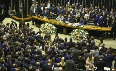 Com 334 votos, o deputado Rodrigo Maia (DEM-RJ) foi reeleito presidente da Câmara dos Deputados em primeiro turno. O resultado foi bastante comemorado no plenário e Maia se emocionou