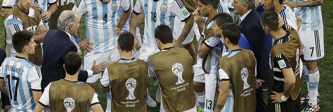 Depois de empatar em 0 a 0 no tempo regulamentar, o treinador argentino Alejandro Sabella, dá as instruções para os jogadores antes do início da prorrogação da partida entre Argentina e Suíça pelas oitavas de final da Copa do Mundo.